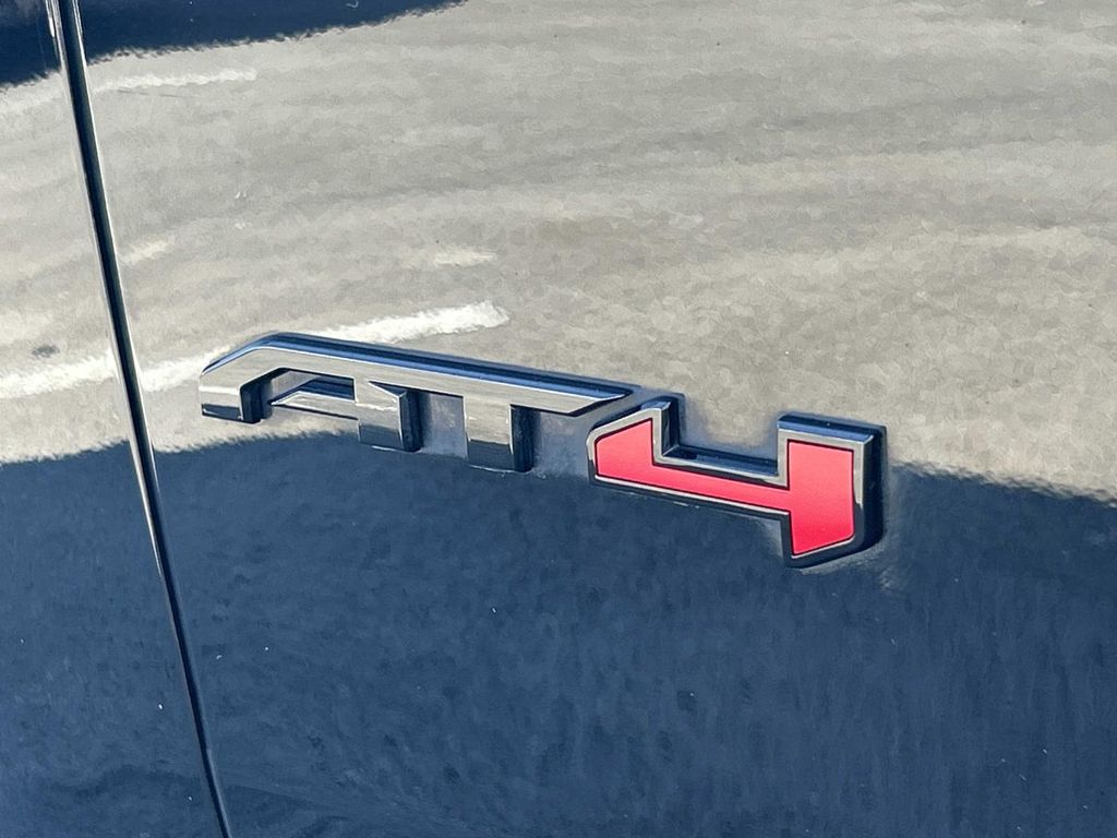 Vehicle photo 23