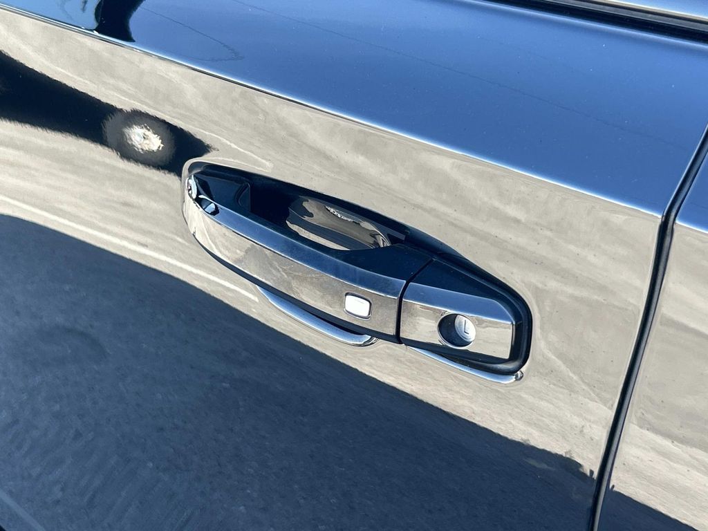 Vehicle photo 19