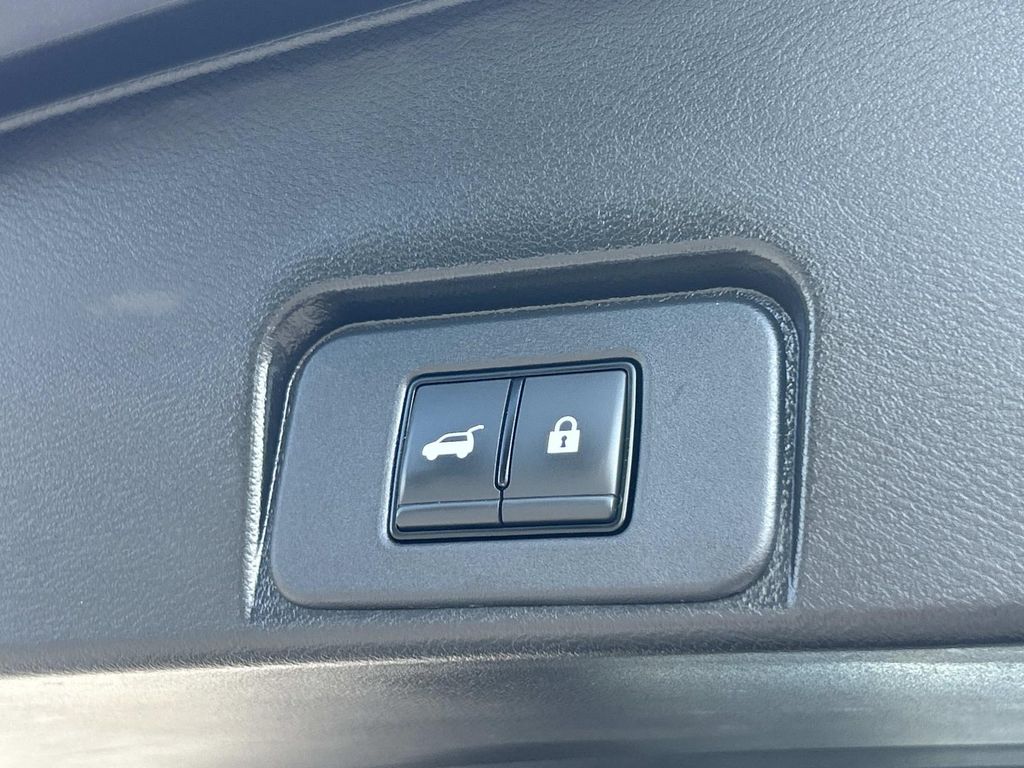 Vehicle photo 16