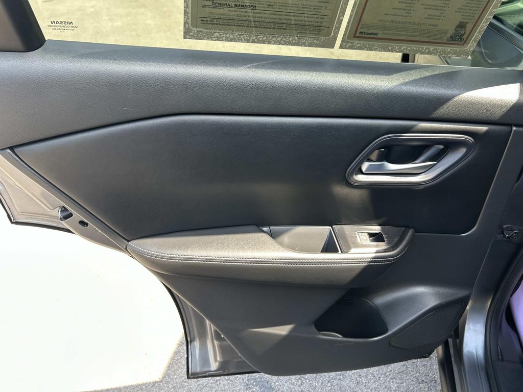 Vehicle photo 27
