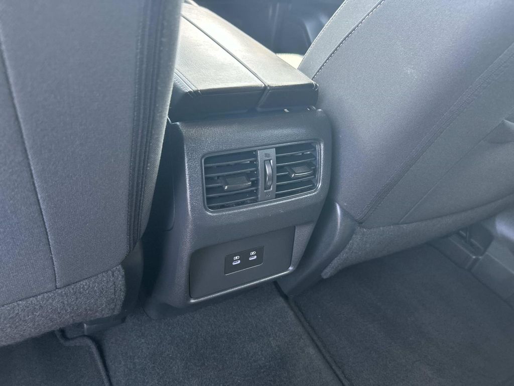 Vehicle photo 25