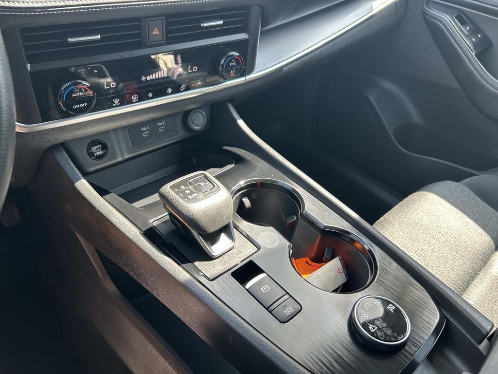 Vehicle photo 34