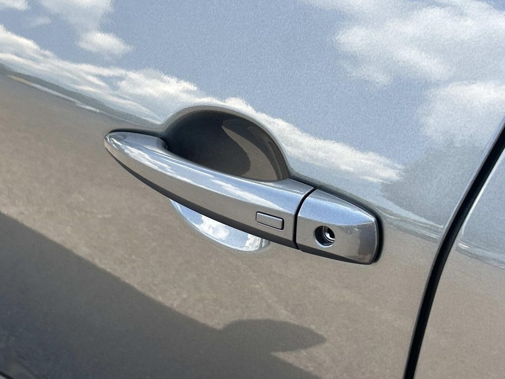 Vehicle photo 19