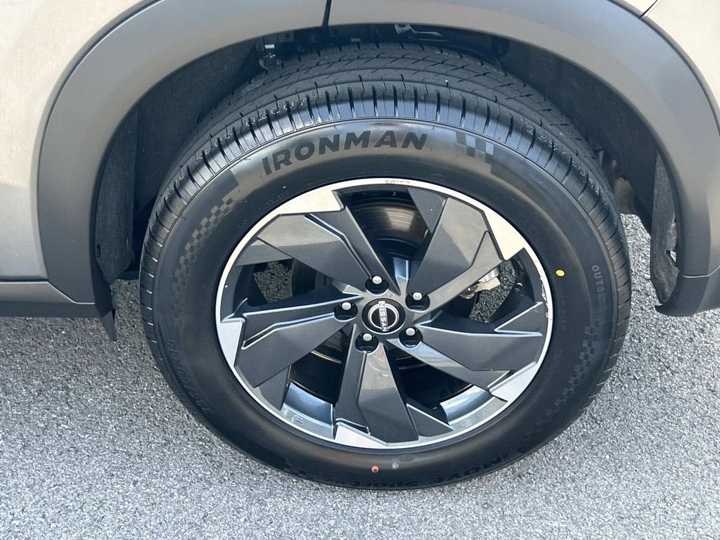 Vehicle photo 17