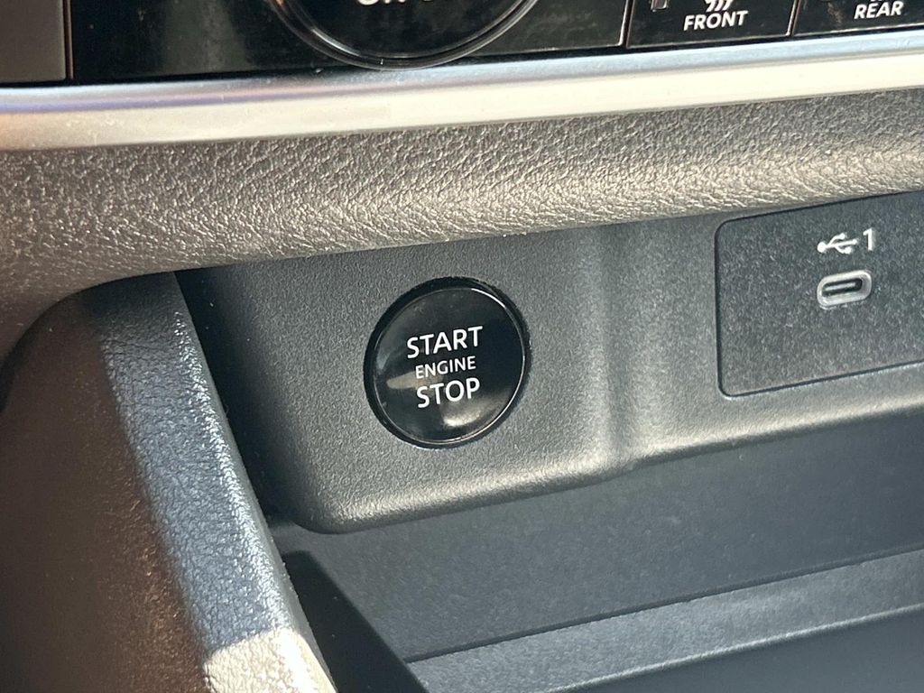 Vehicle photo 33