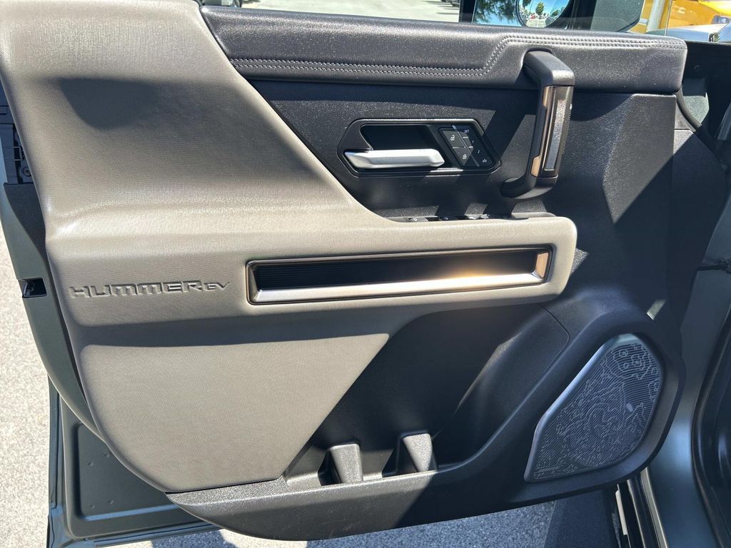 Vehicle photo 30