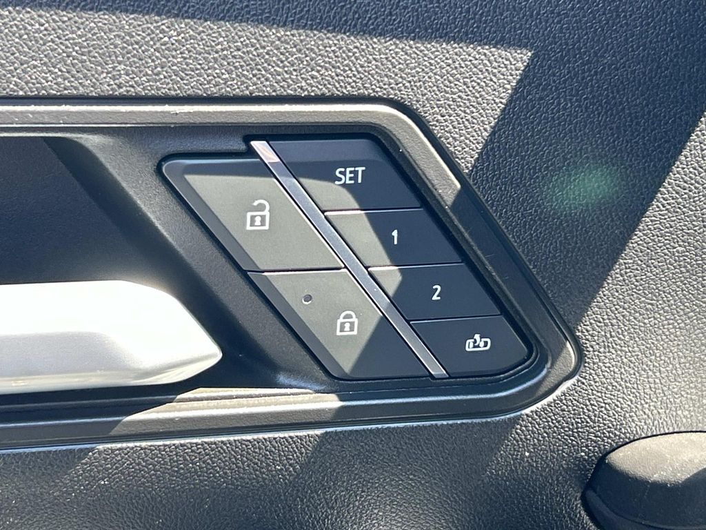 Vehicle photo 31