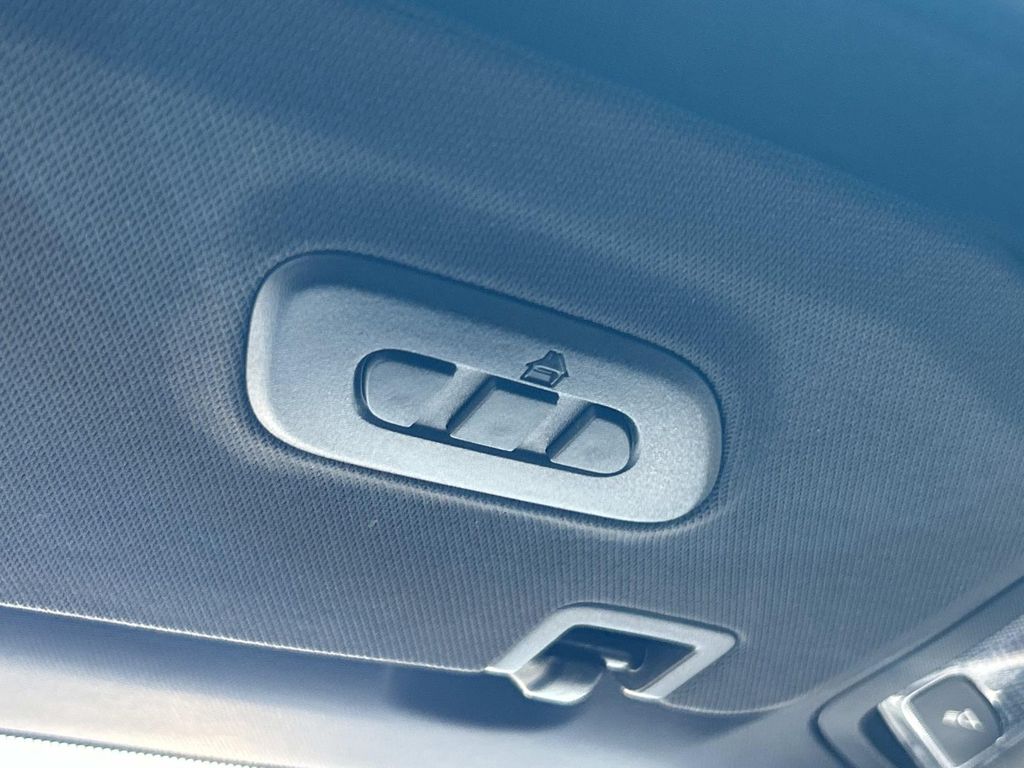 Vehicle photo 33