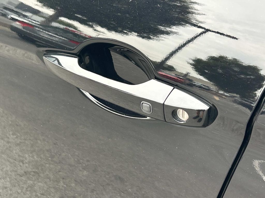 Vehicle photo 19