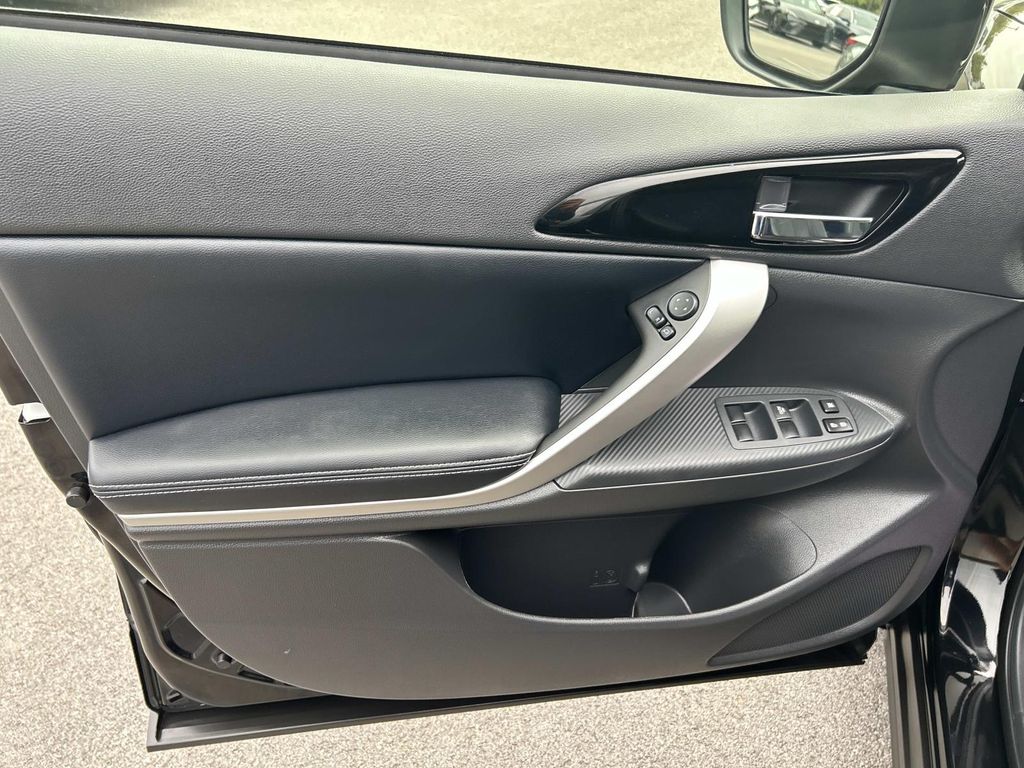 Vehicle photo 28