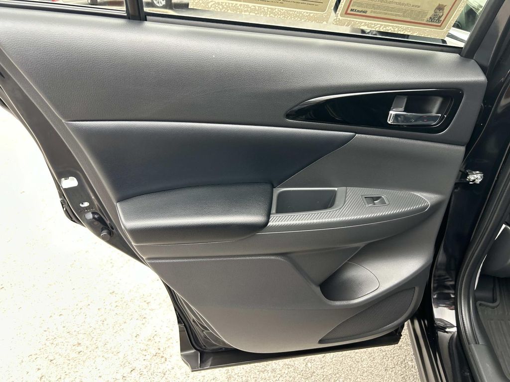 Vehicle photo 26