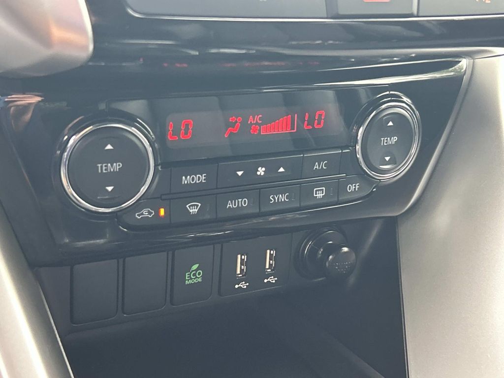 Vehicle photo 32
