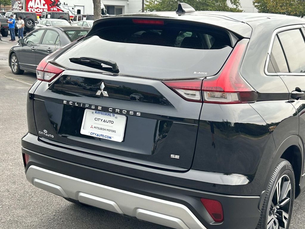 Vehicle photo 13
