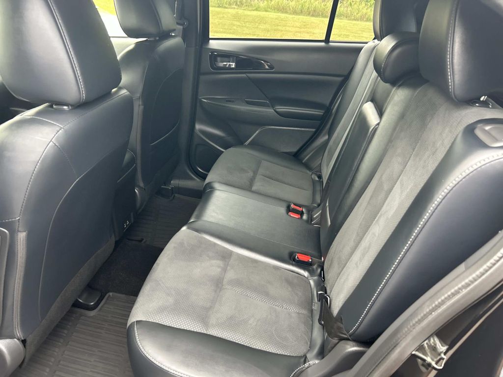 Vehicle photo 25