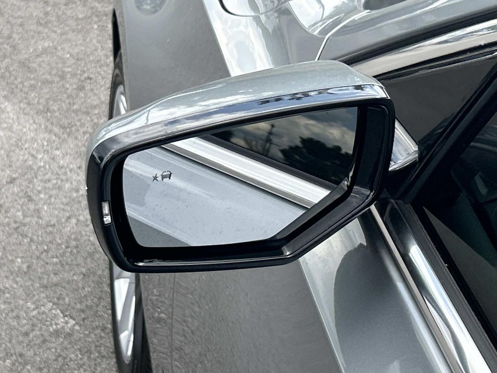Vehicle photo 19
