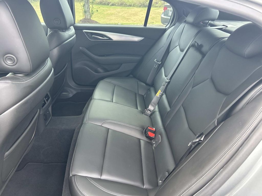 Vehicle photo 25
