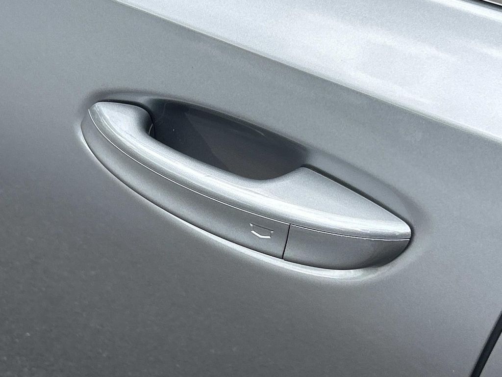 Vehicle photo 17