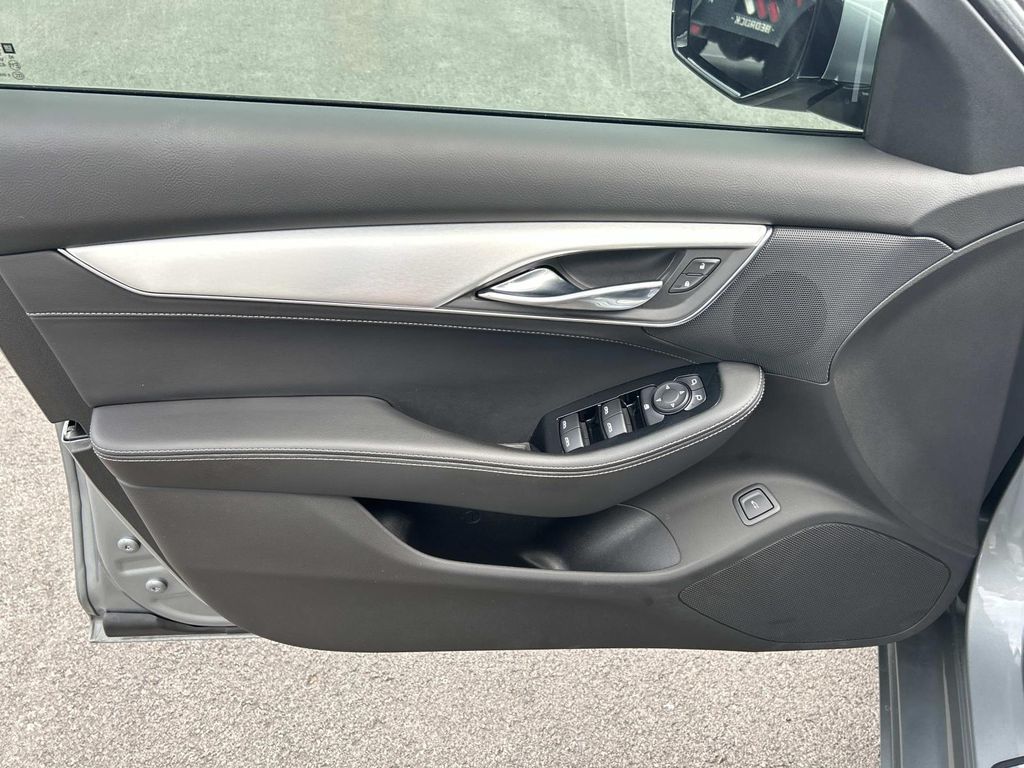 Vehicle photo 28