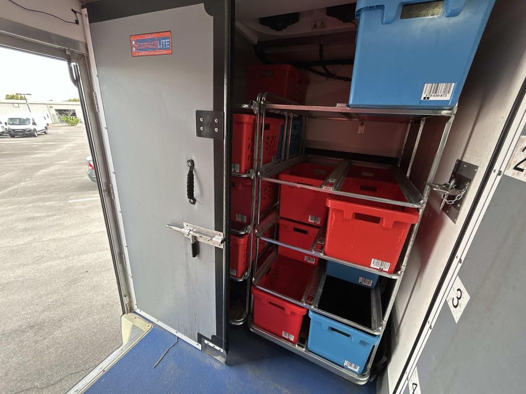 Vehicle photo 30