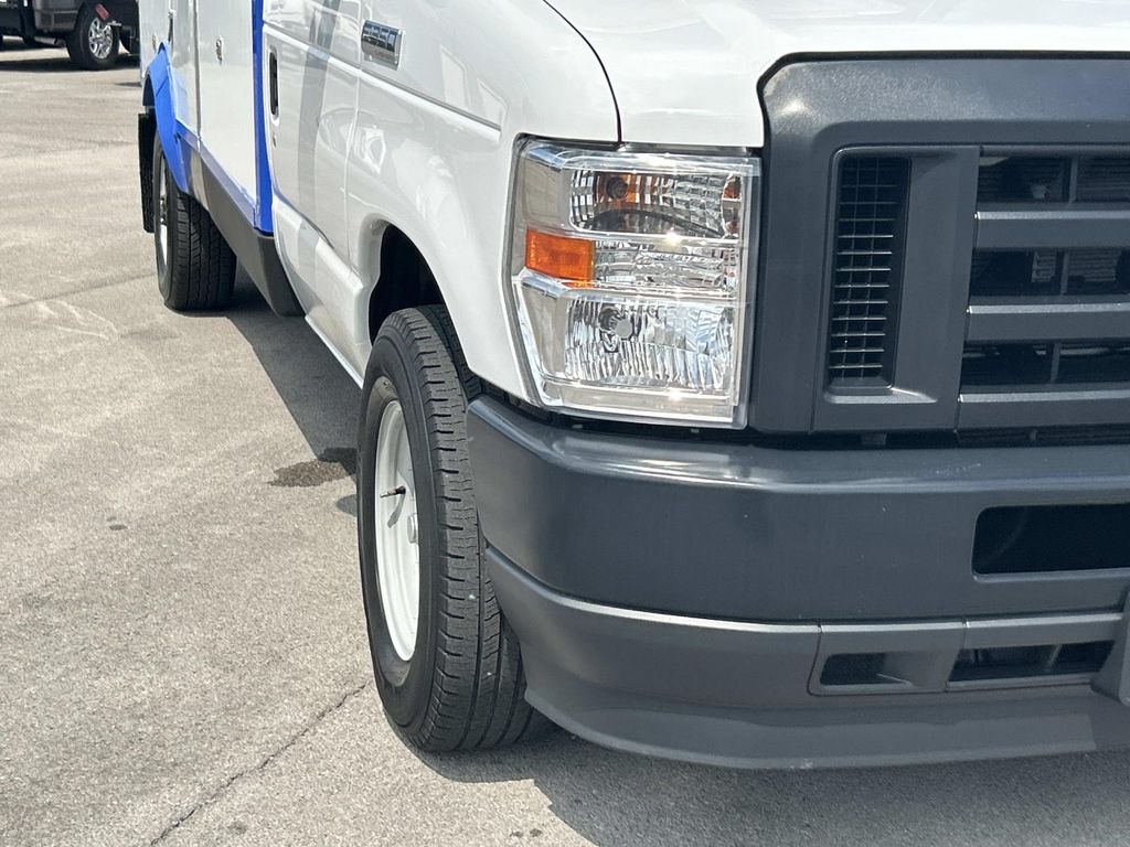 Vehicle photo 13