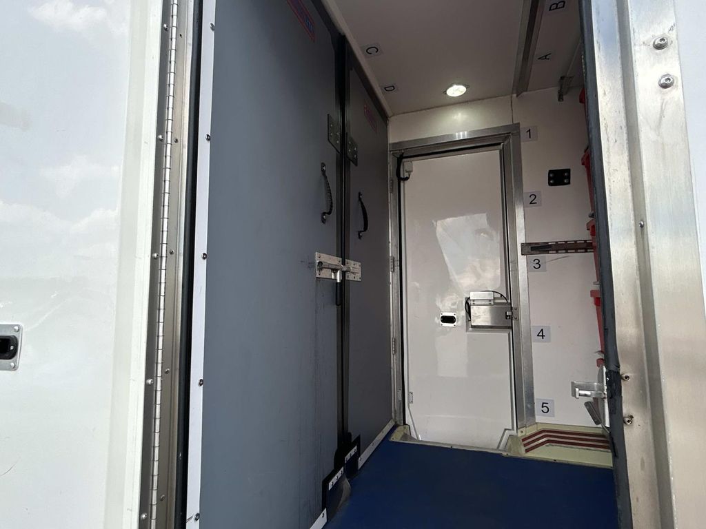 Vehicle photo 28