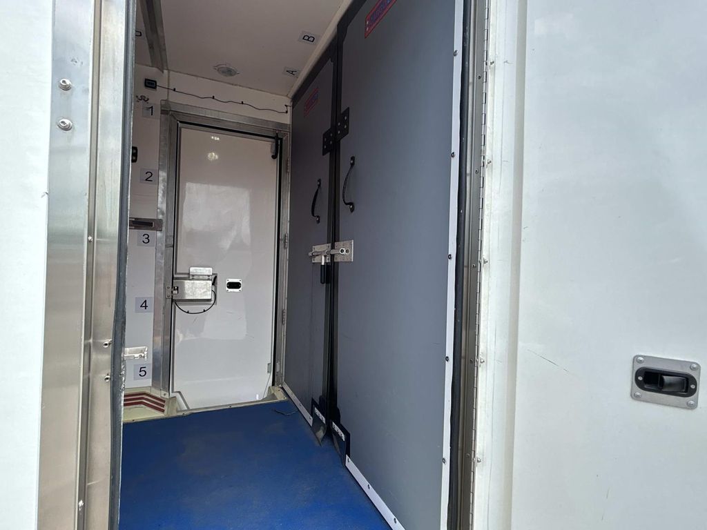 Vehicle photo 25