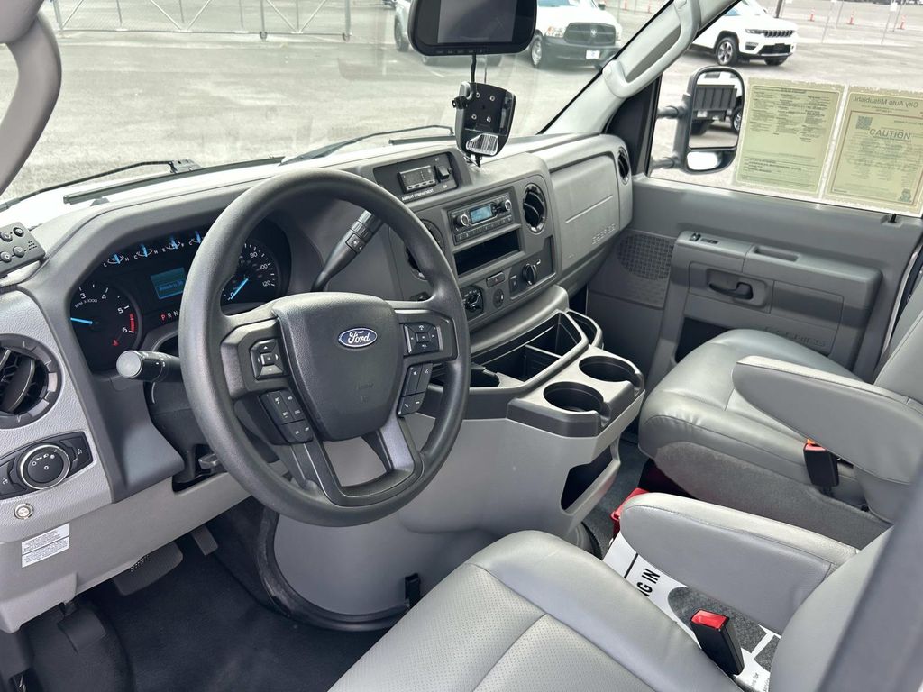 Vehicle photo 33