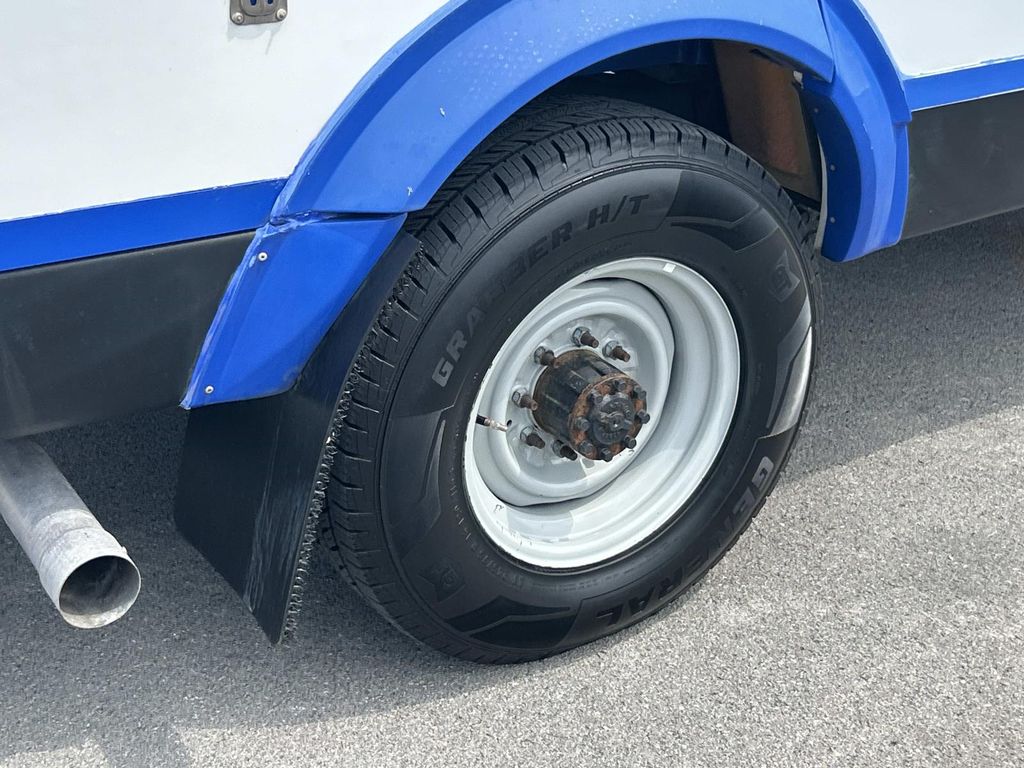 Vehicle photo 17