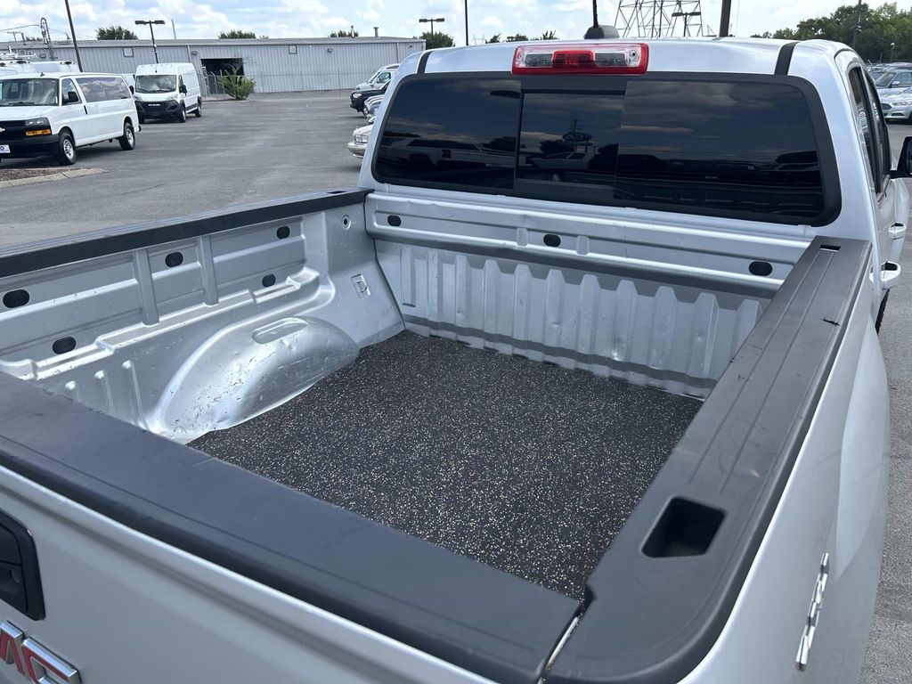 Vehicle photo 14