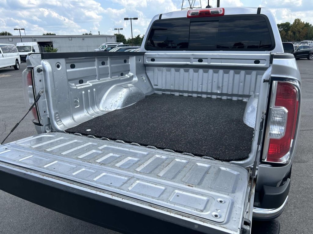 Vehicle photo 16
