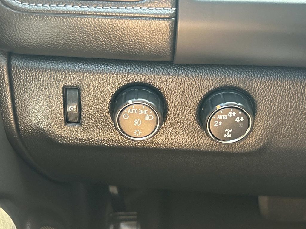 Vehicle photo 33