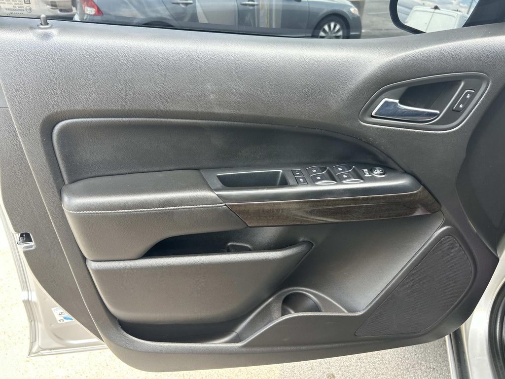 Vehicle photo 27