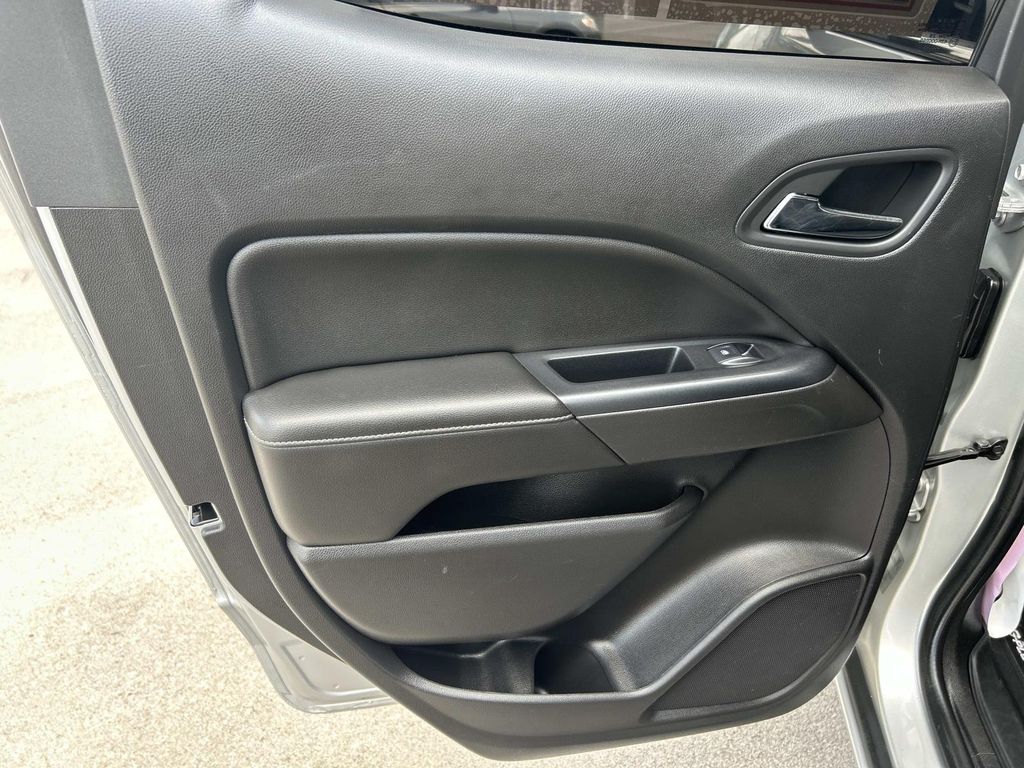 Vehicle photo 25