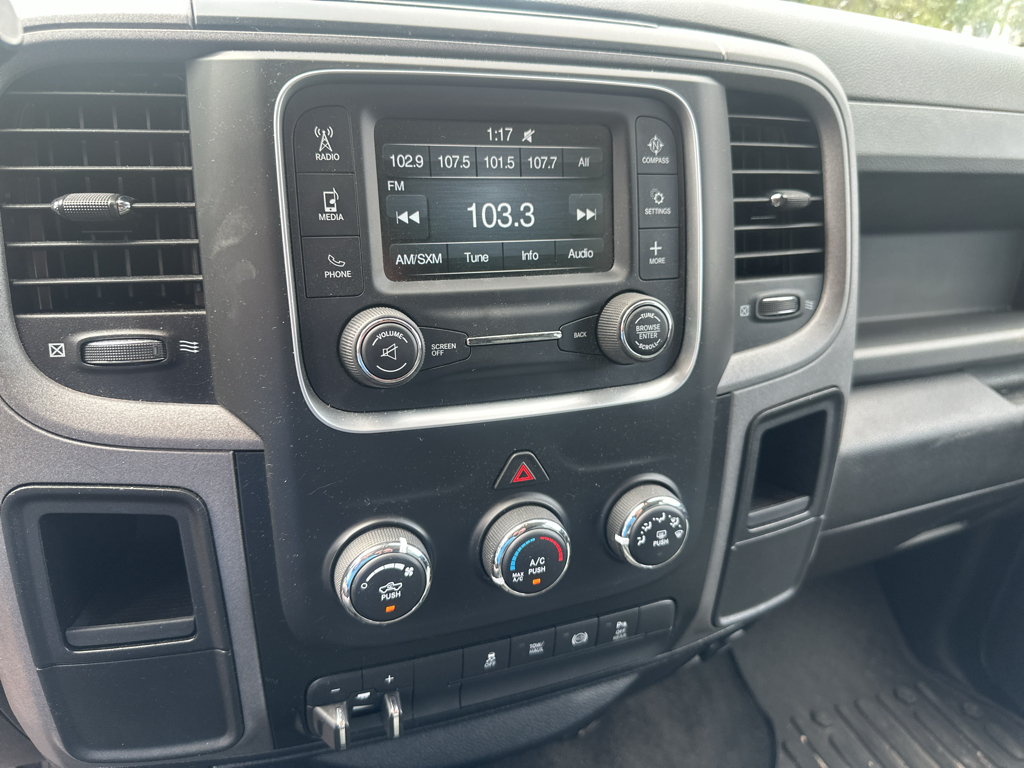 Vehicle photo 25