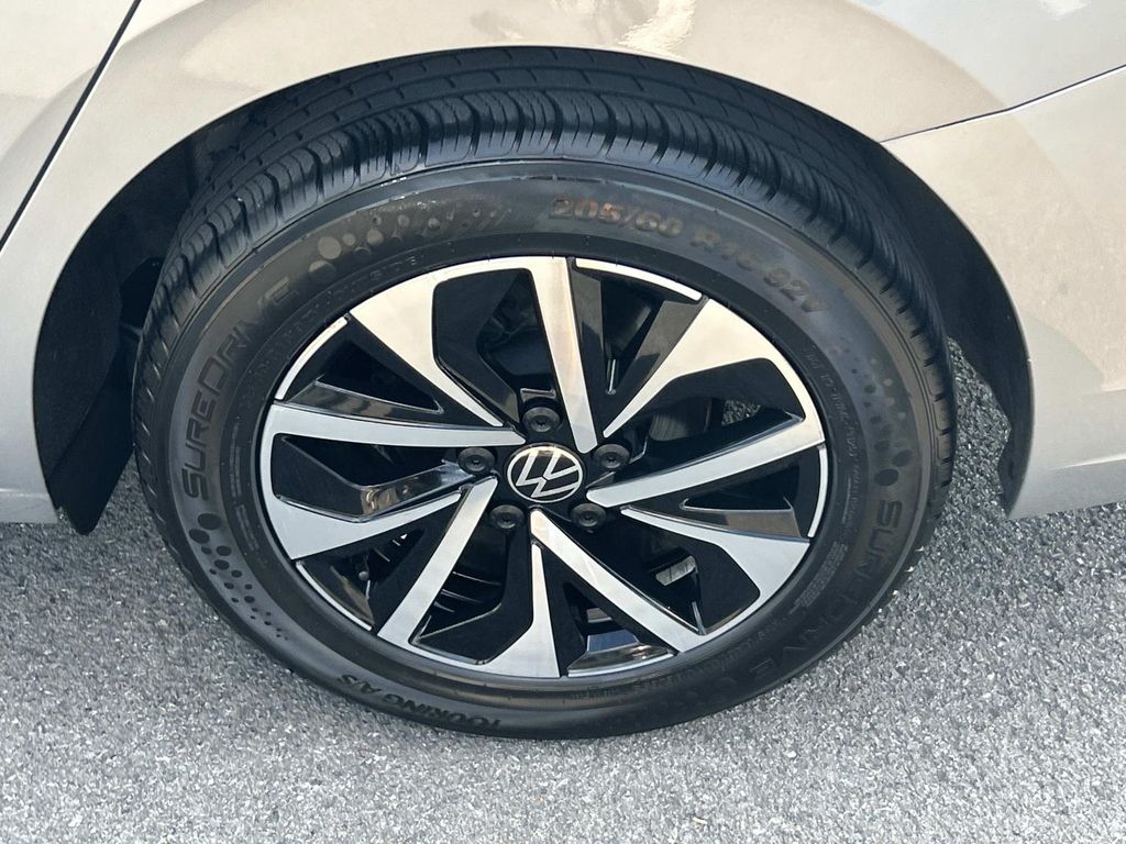 Vehicle photo 14