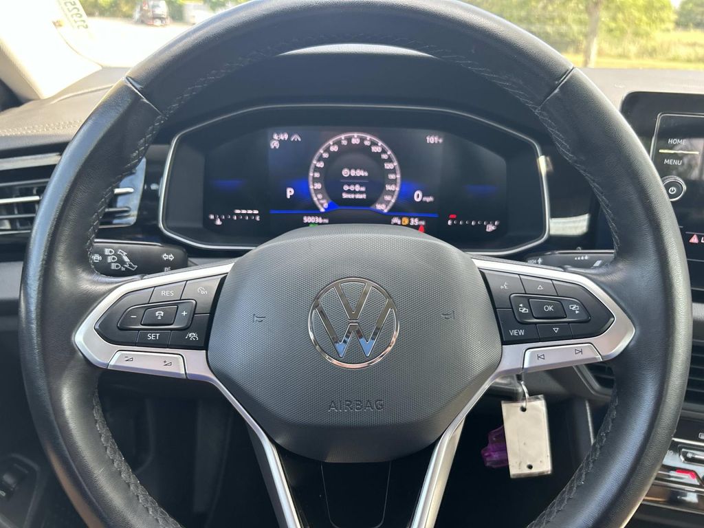 Vehicle photo 30
