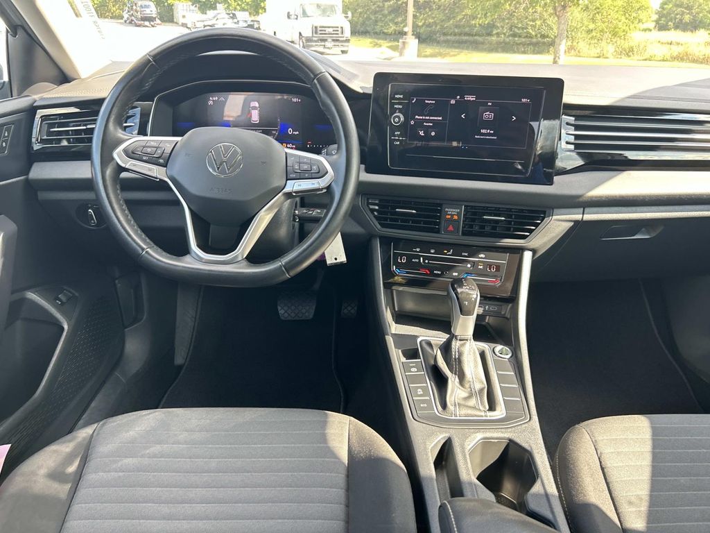 Vehicle photo 17
