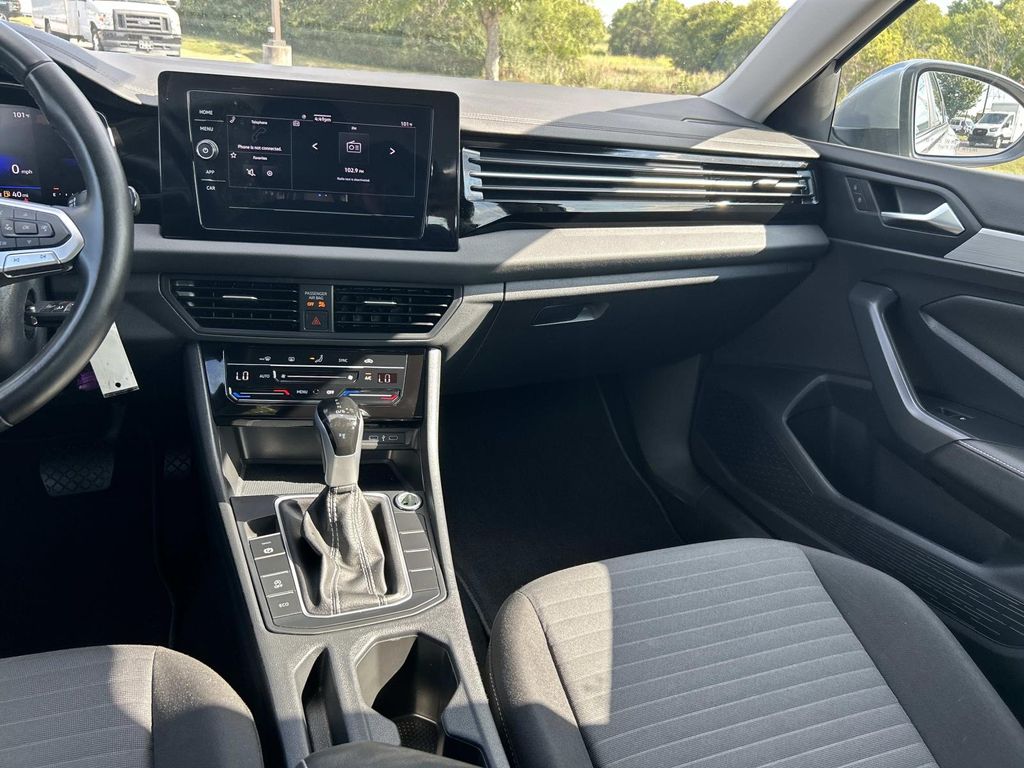 Vehicle photo 19