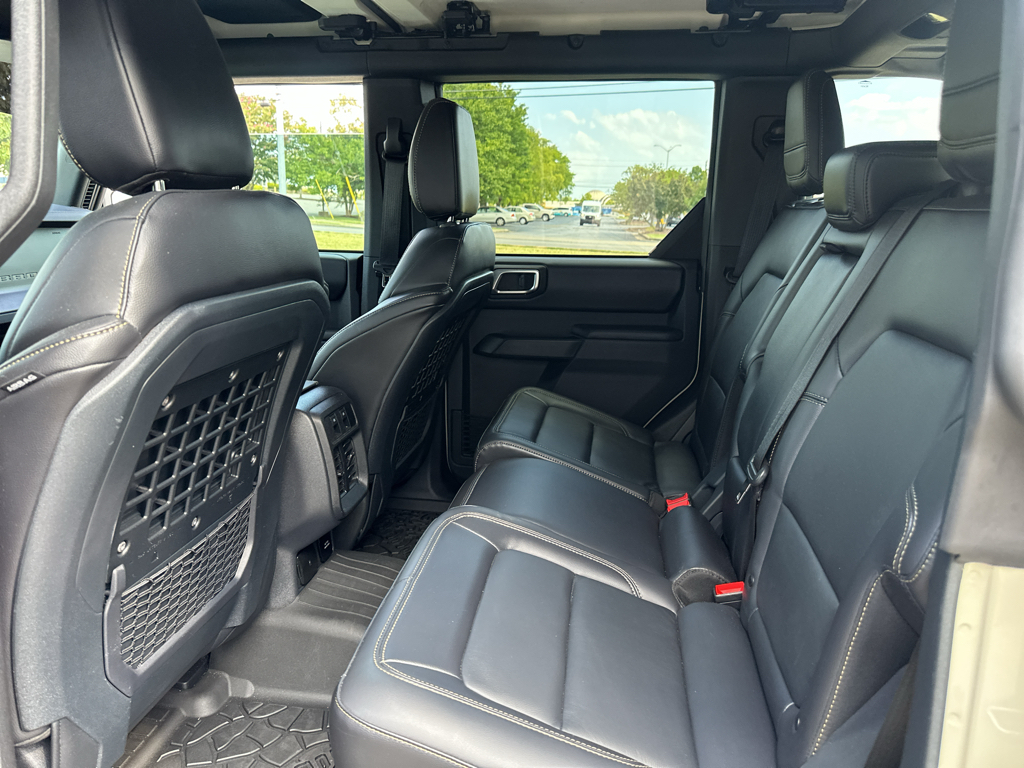 Vehicle photo 17