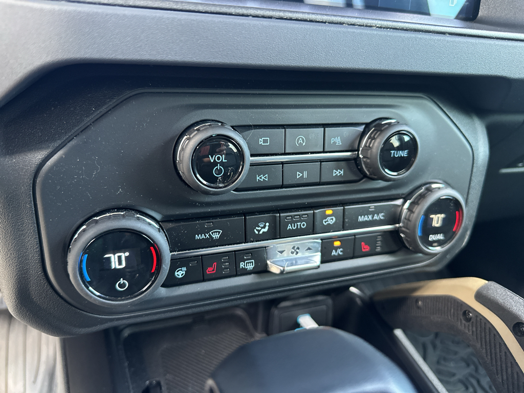 Vehicle photo 29