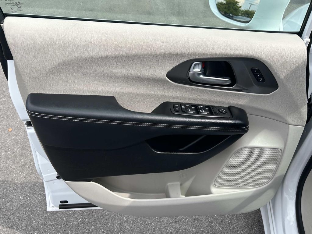 Used 2022 Chrysler Pacifica Van