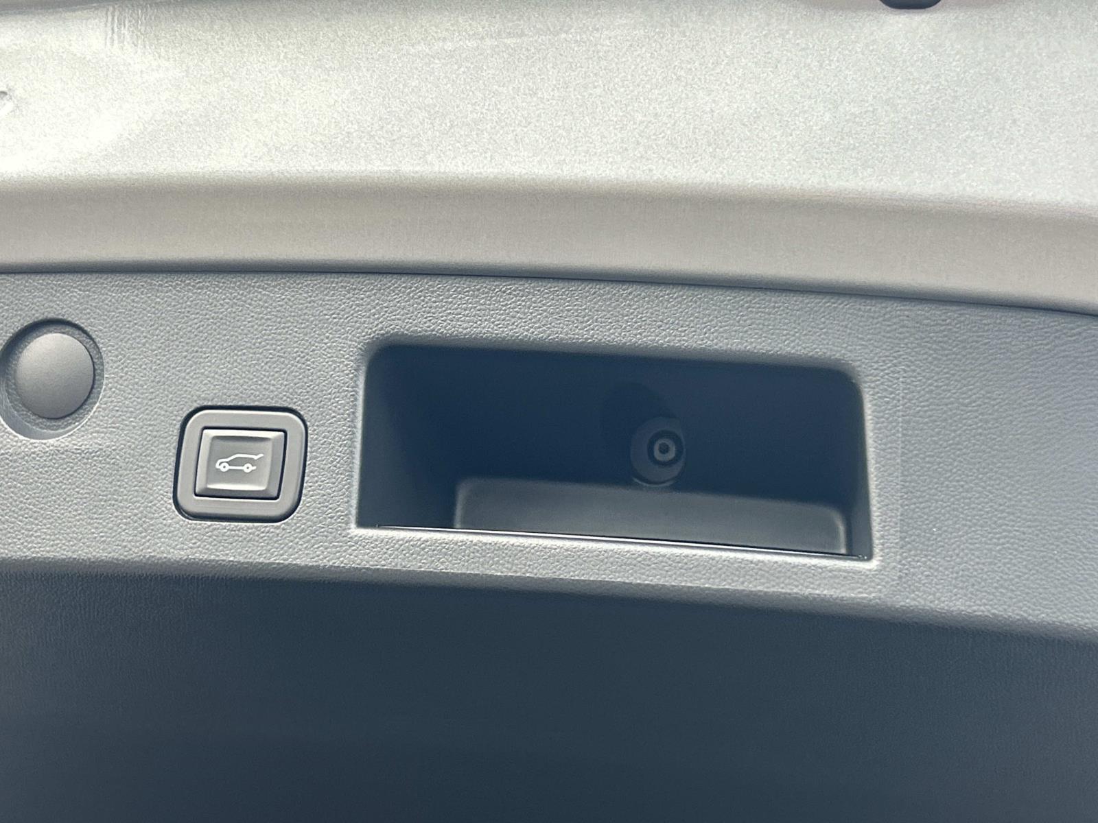 Vehicle photo 16