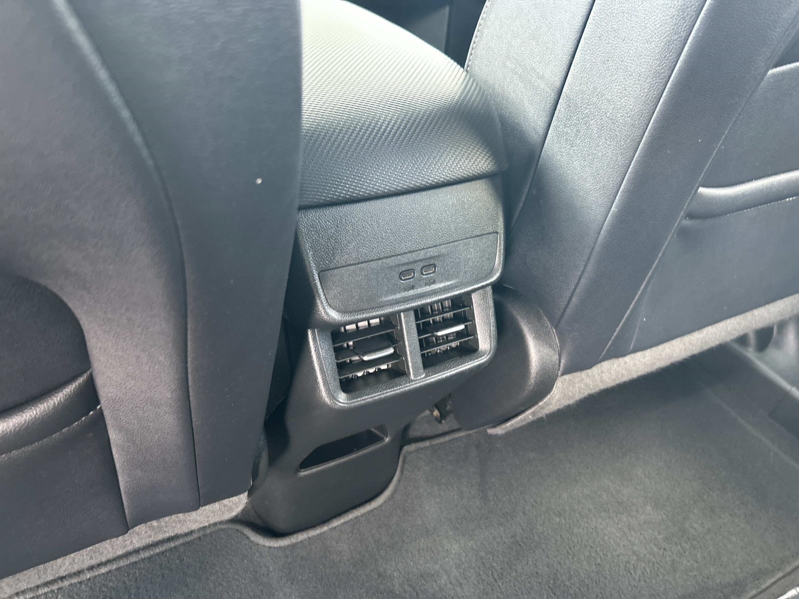 Vehicle photo 25
