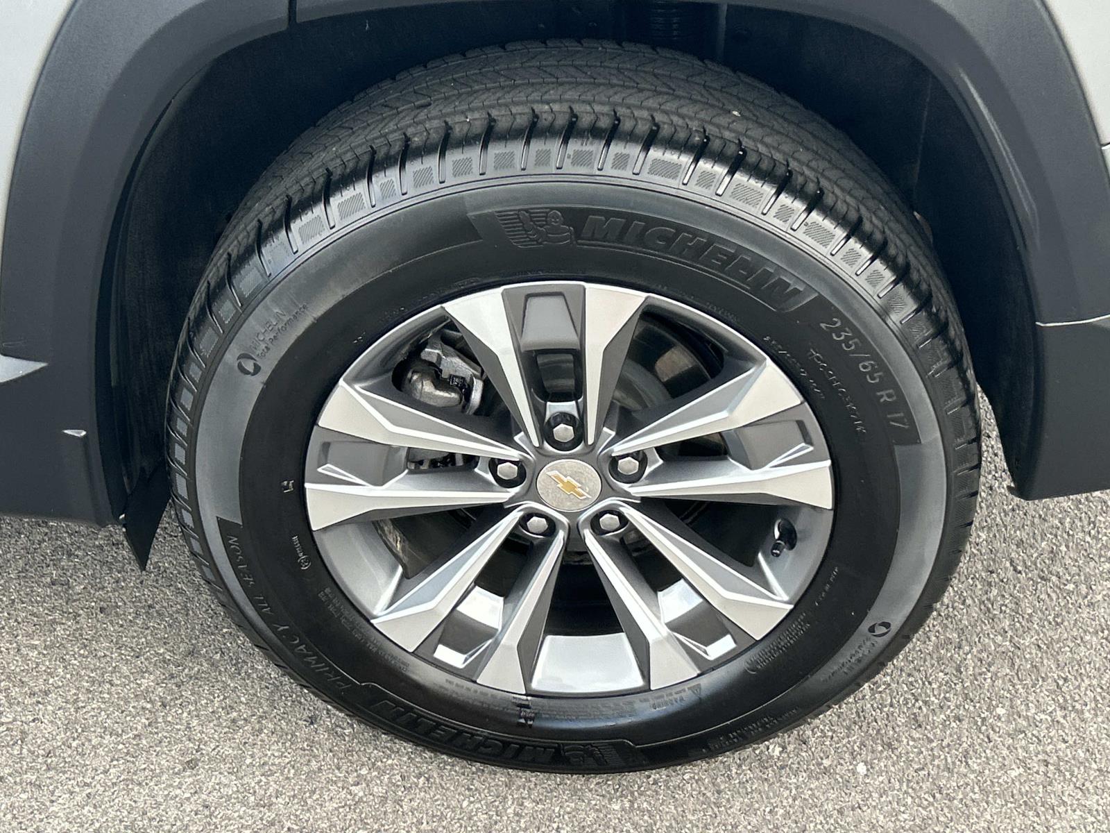 Vehicle photo 17