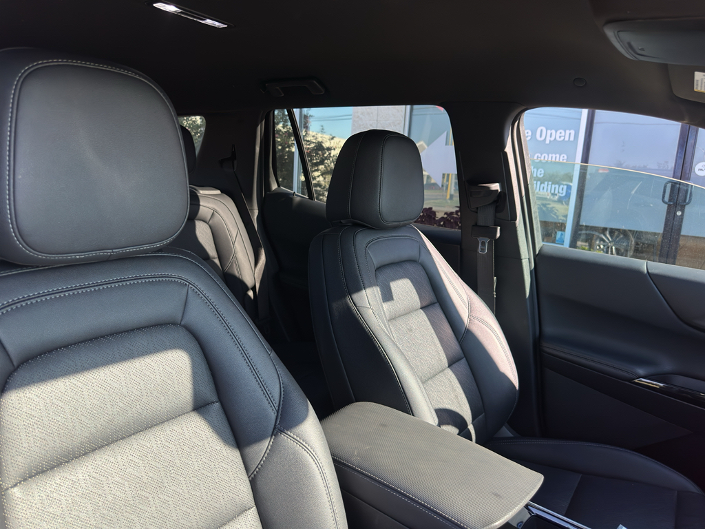 Vehicle photo 12