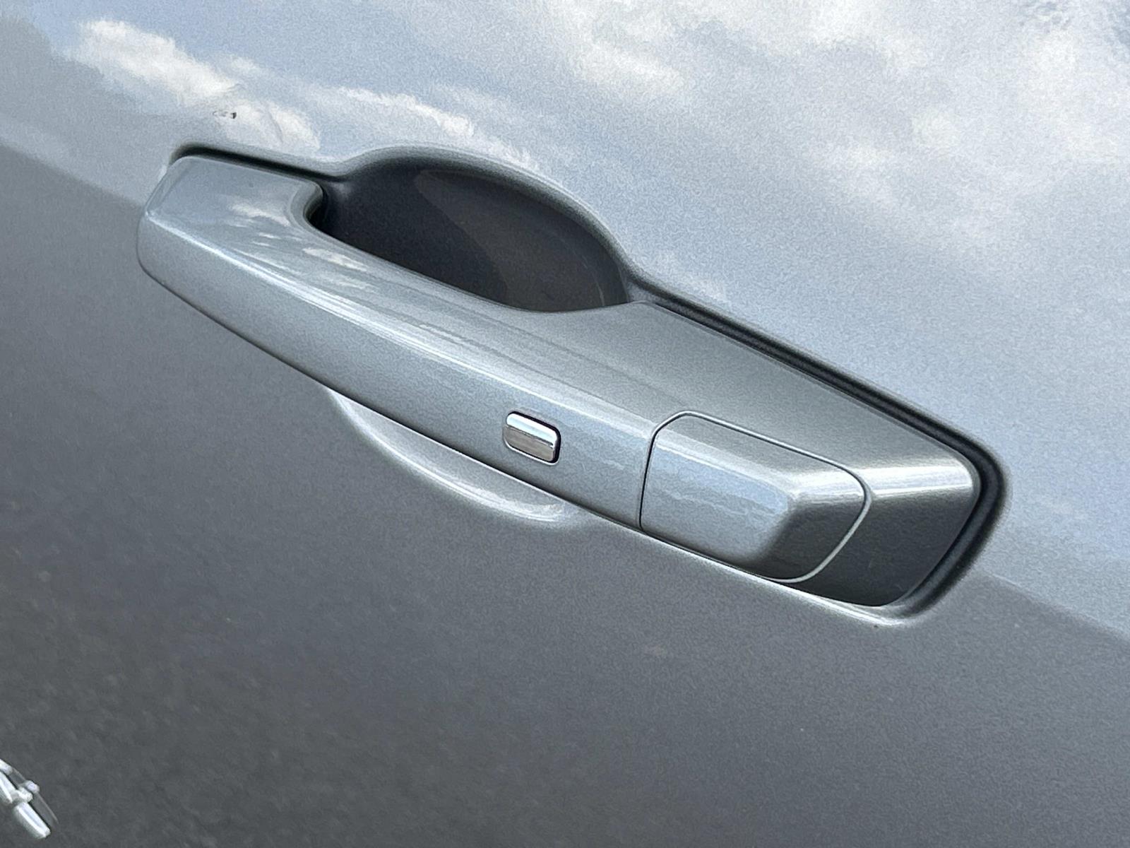 Vehicle photo 19