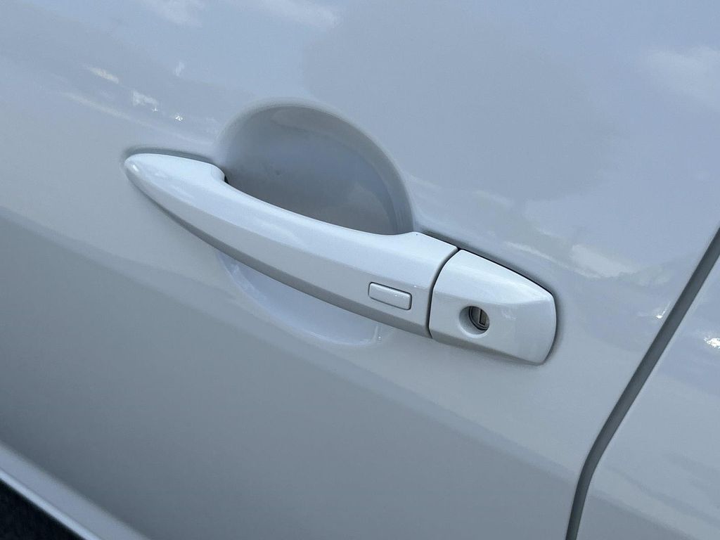 Vehicle photo 16