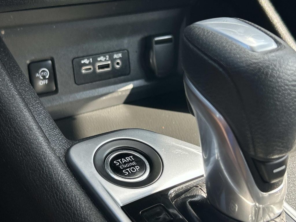 Vehicle photo 30