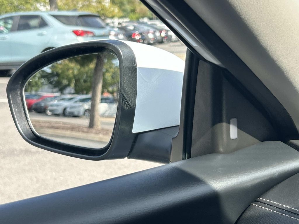 Vehicle photo 26