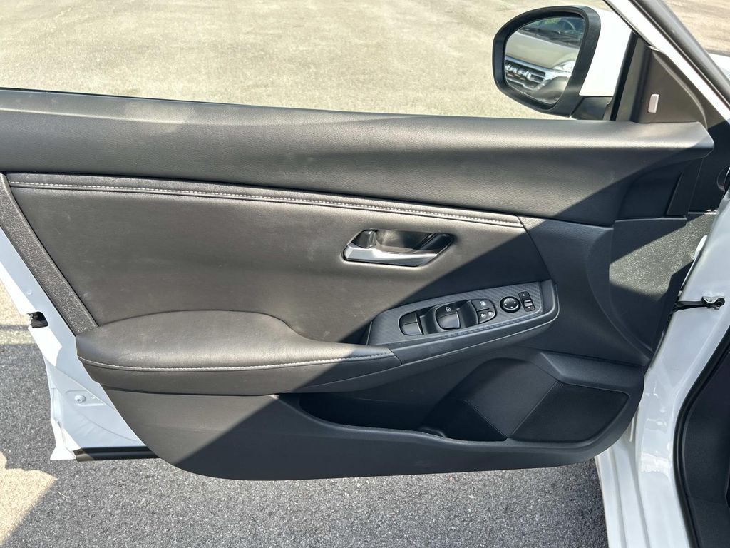 Vehicle photo 25